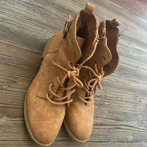 Women Boots size 8 1/2 - Picture 3 of 16